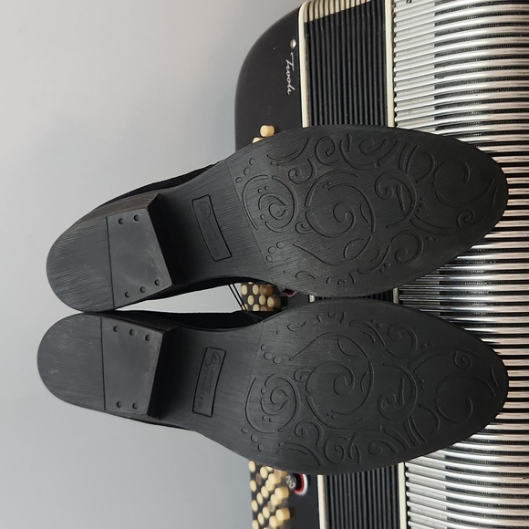 NIB - BEAUTIFUL WHITE MOUNTAIN BLACK SUEDE SIDE ZIP ANKLE BOOTS SZ 6.5 - Picture 6 of 9